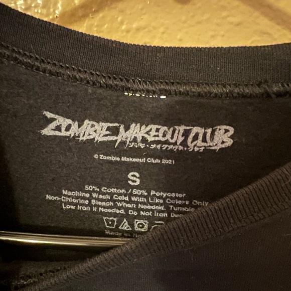 Hot Topic Zombie Makeout Club Black & White Skull Selfie Sweatshirt Size Small - Picture 4 of 4